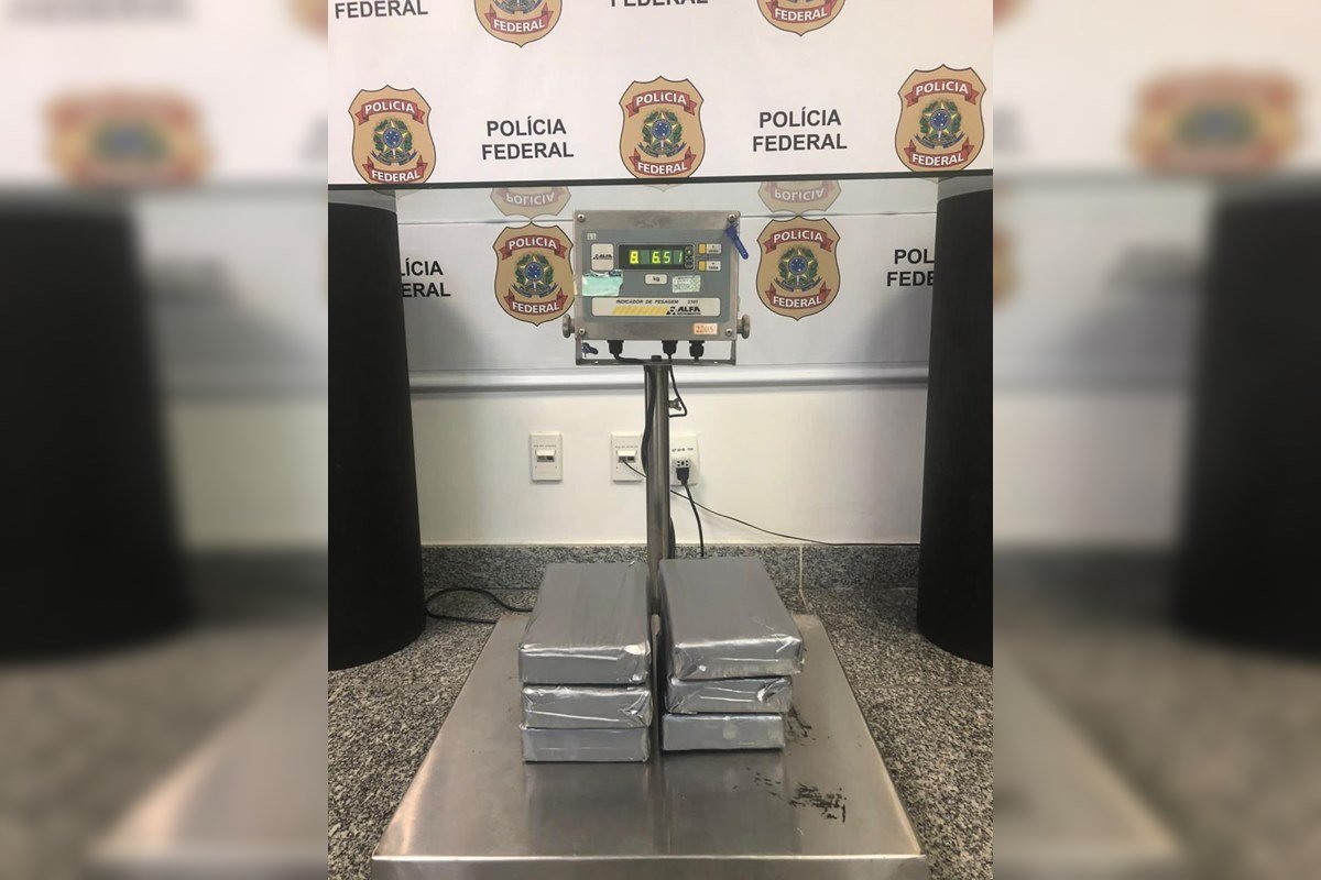 Vídeo: jovem de 18 anos é preso com 6,5 kg cocaína em aeroporto do Rio