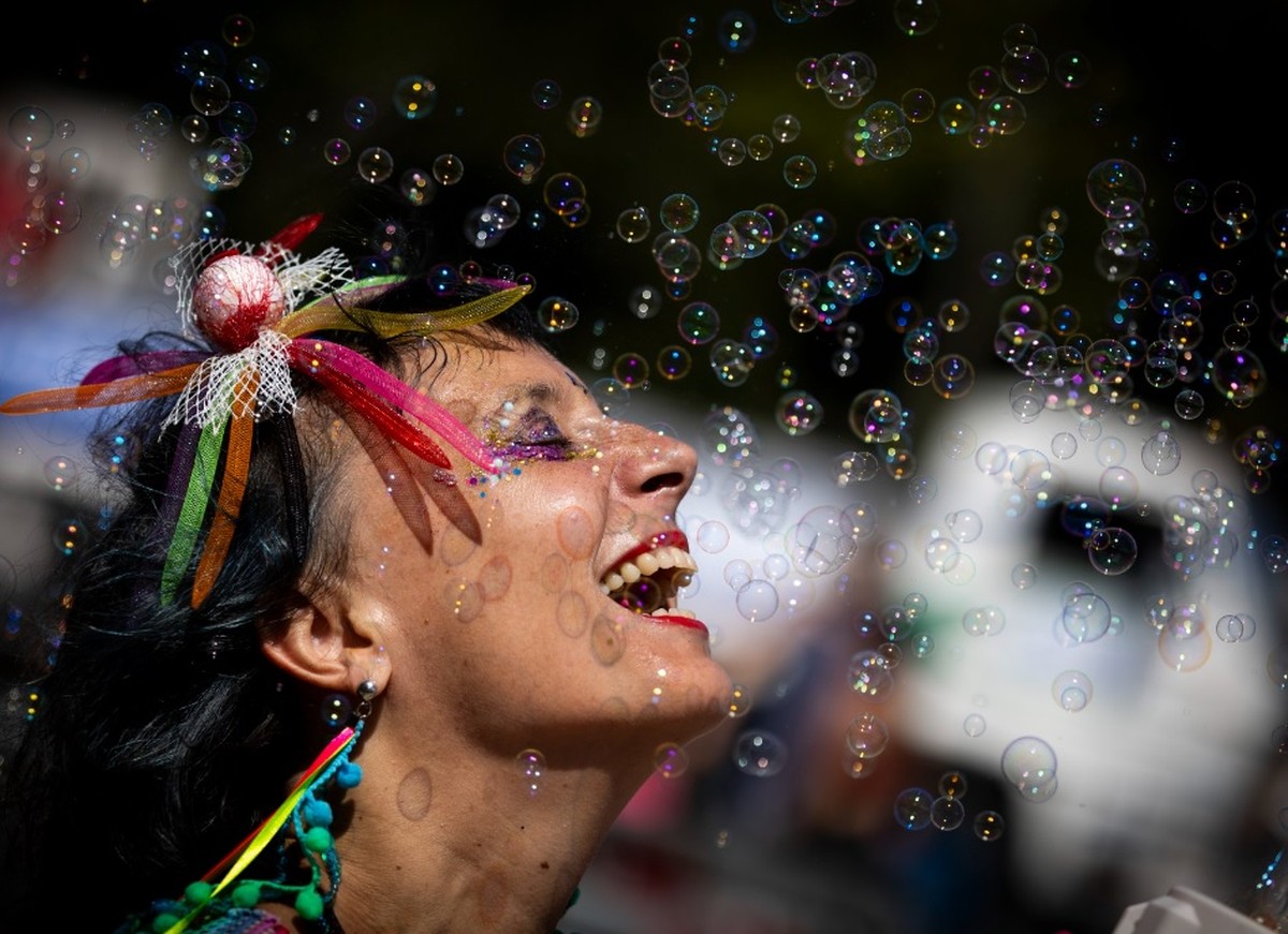 Rio tem sensação térmica de 50 graus, e foliões improvisam para driblar o calor no carnaval de rua