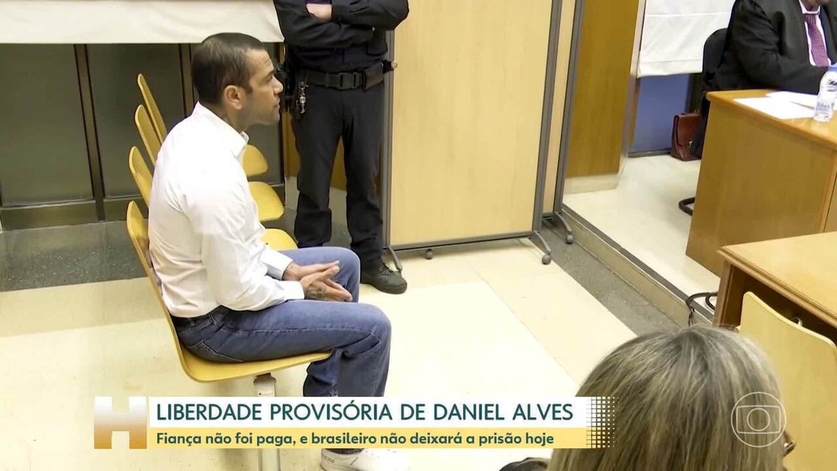 Daniel Alves não pagou fiança de 1 milhão de euros nesta quinta, diz tribunal da Catalunha; ex-jogador seguirá preso