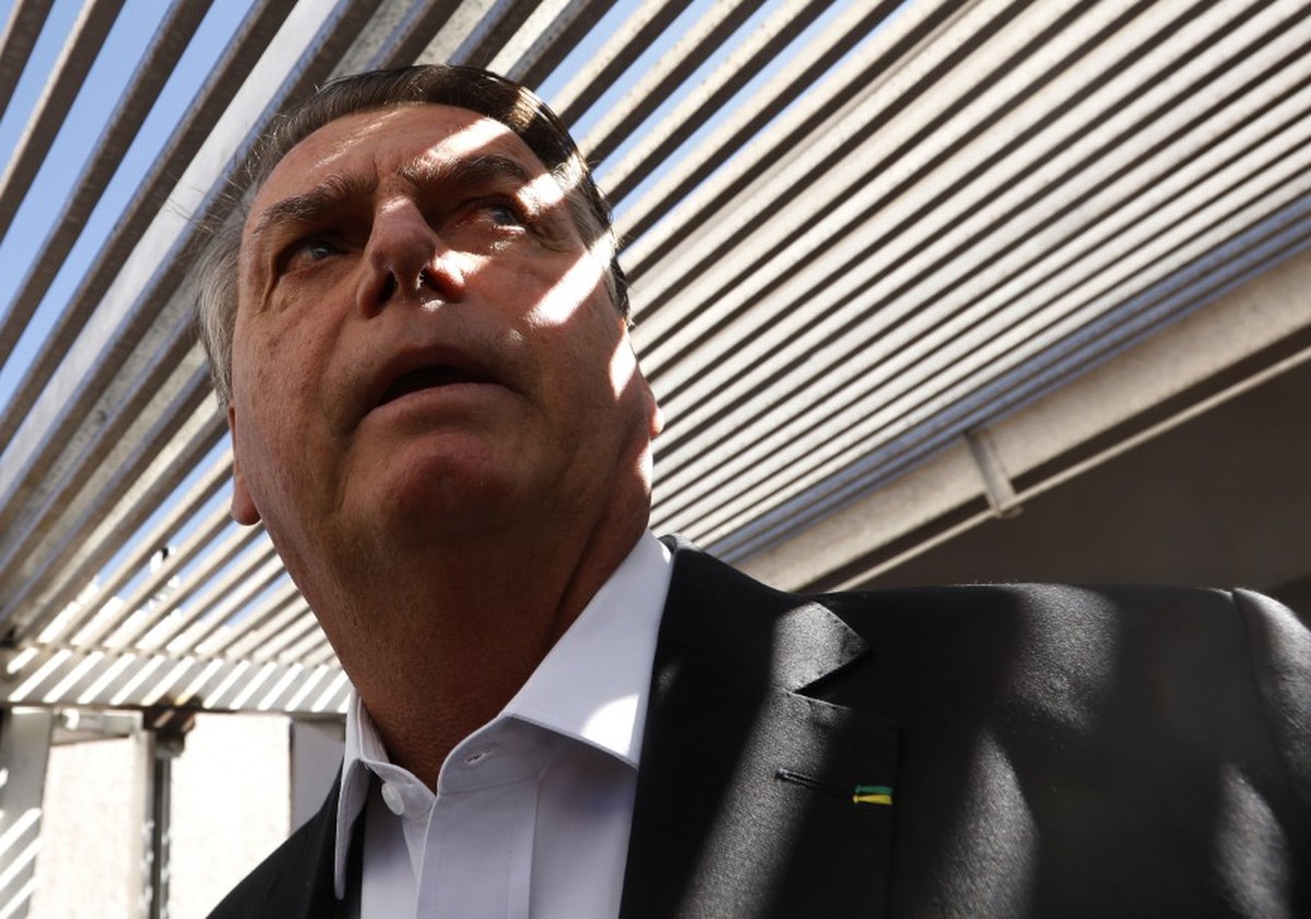 Ida de Bolsonaro à embaixada da Hungria vai ser investigada pela PF