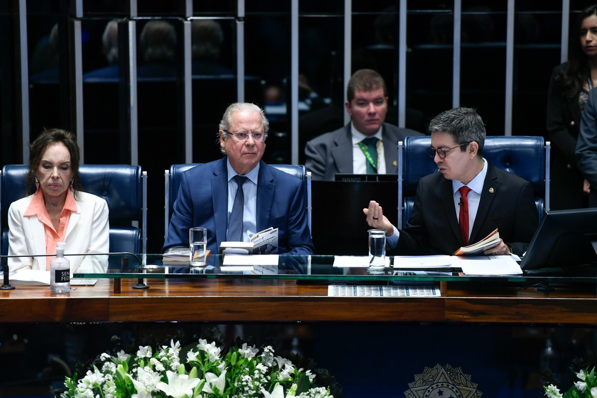 Após 19 anos, José Dirceu volta ao Congresso para sessão solene sobre democracia