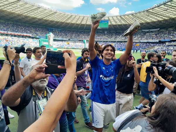 Marcelo Moreno se despede do Cruzeiro com volta olímpica, flechadas e choro no Mineirão