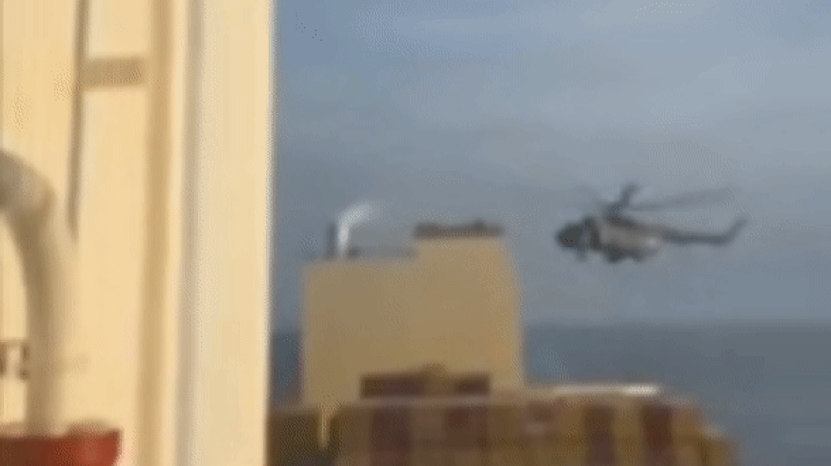 Vídeo mostra soldados iranianos descendo de helicóptero para apreender navio de carga ‘vinculado’ a Israel