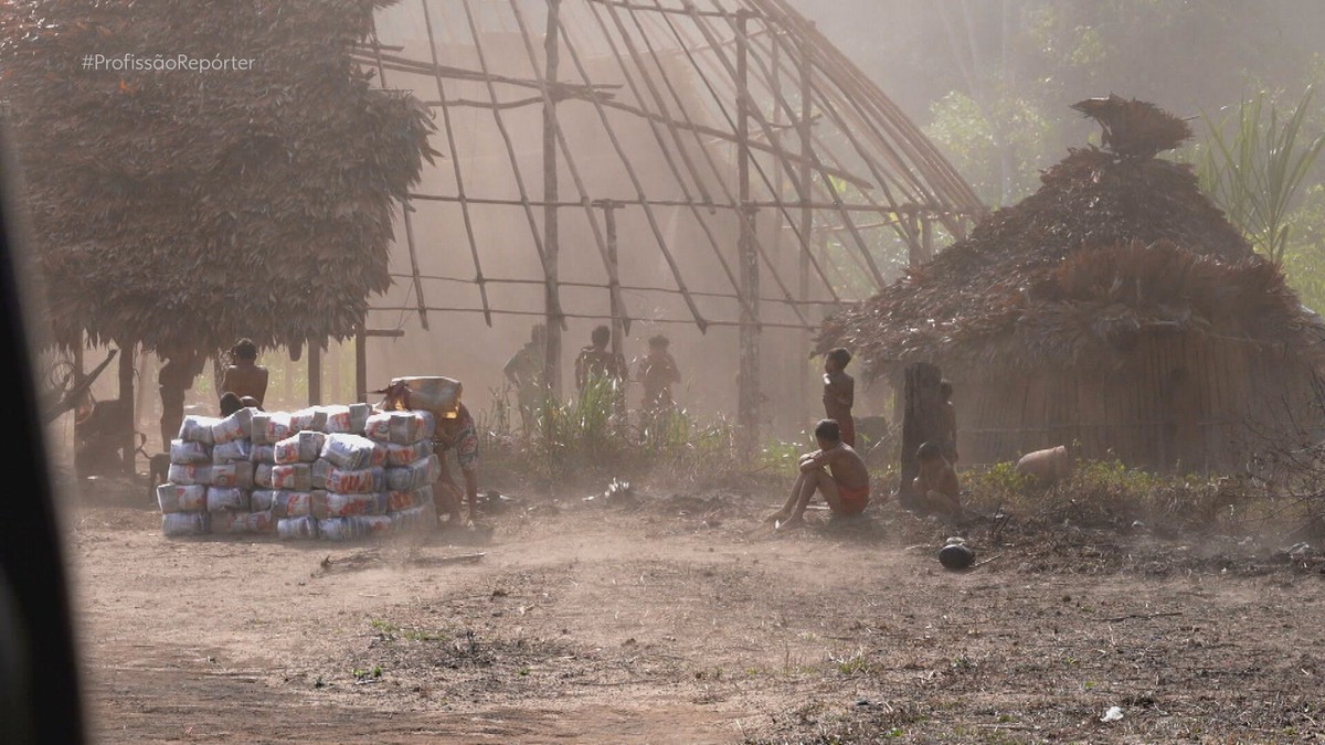 ‘Lembra zona de guerra’: jornalista descreve a entrega de comida em terra Yanomami em meio à crise humanitária causada pelo garimpo ilegal