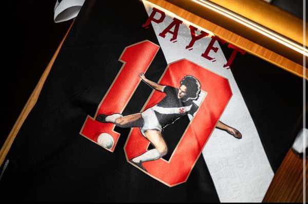 Roberto Dinamite é homenageado pelo Vasco em camisa 10 de Payet