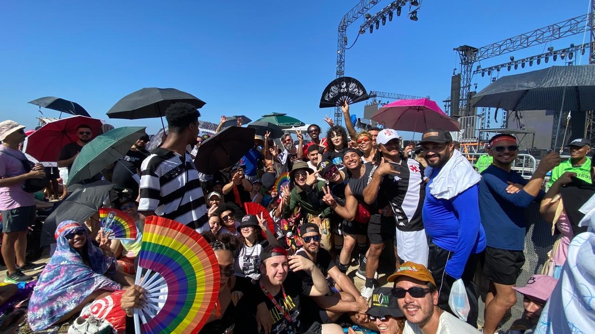 Público já ocupa areia da Praia de Copacabana para o show da cantora Madonna