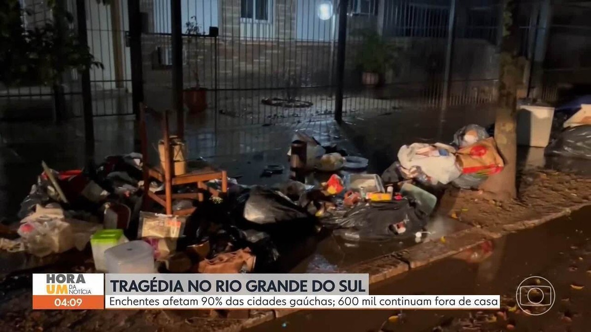 Móveis, colchões e roupas: moradores de Porto Alegre atingidos por enchente começam a tirar de casa o que perderam