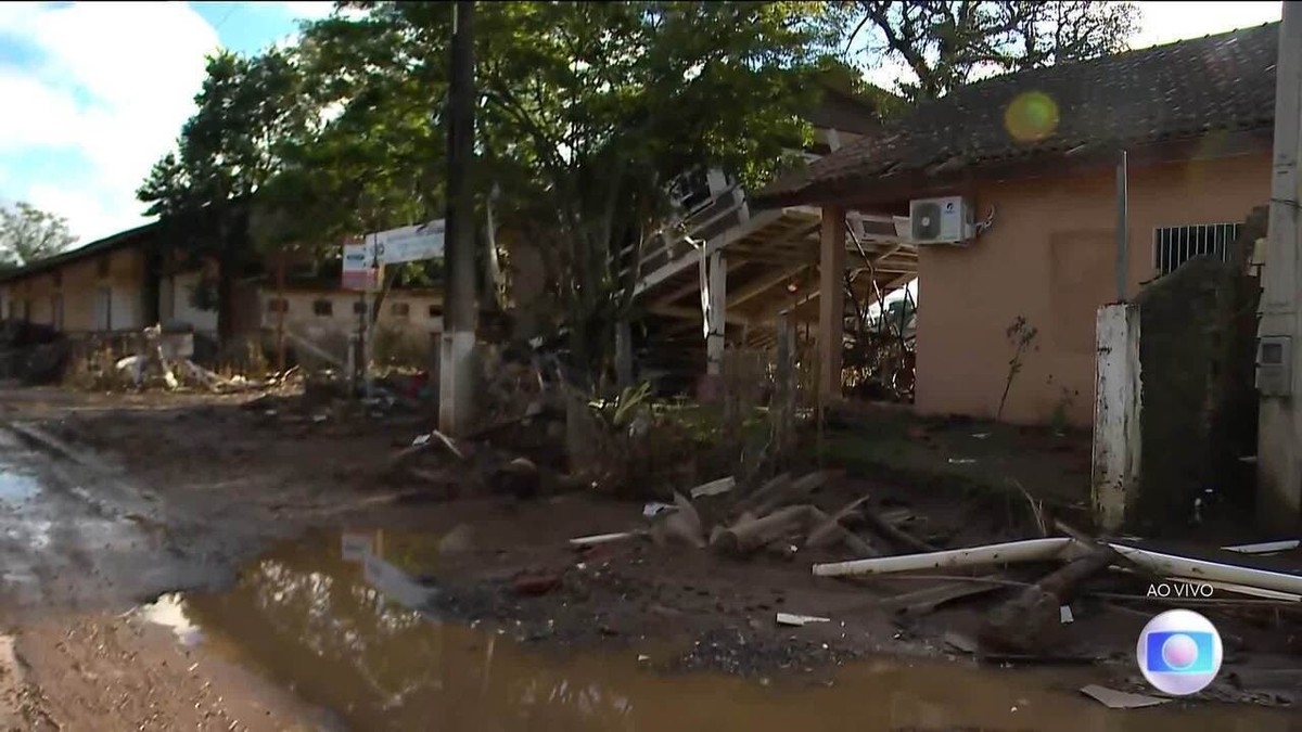 Água baixa e revela cenário de destruição em Mariante (RS)