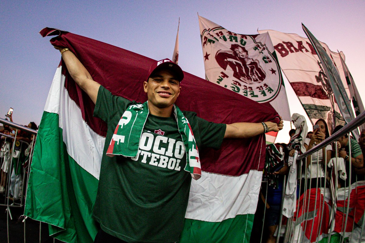 Torcida do Flu festeja Thiago Silva na chegada ao Rio. Veja imagens