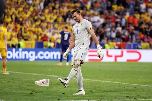 Tênis atirado pela torcida atrapalha goleiro da Romênia em gol da Holanda; veja