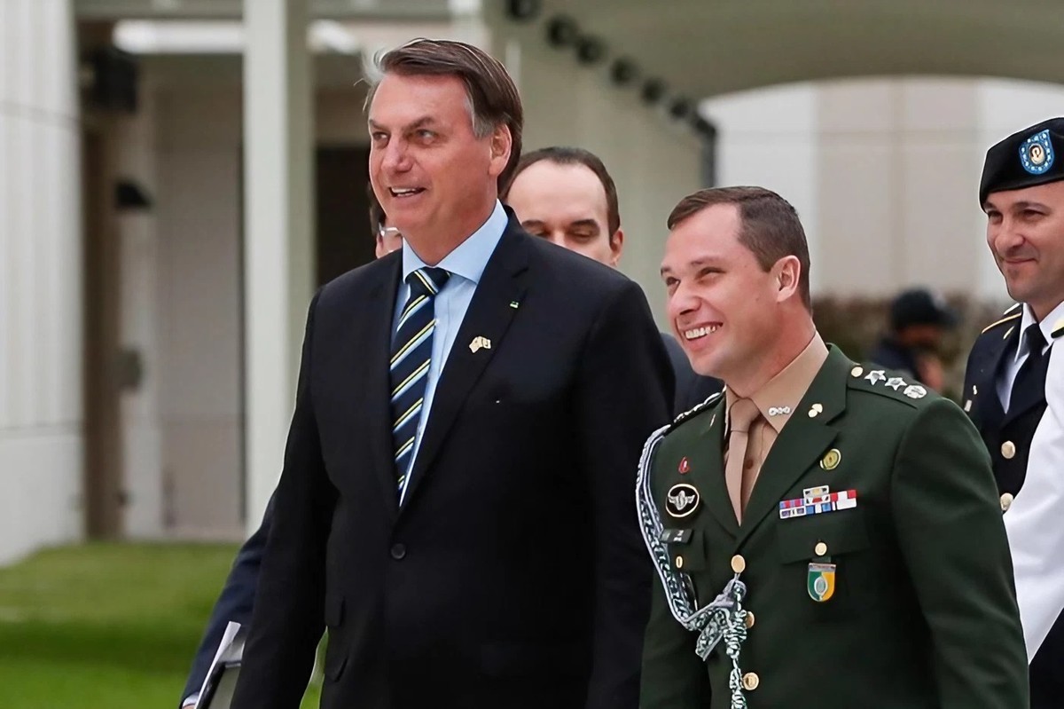 Bolsonaro respondeu com ‘selva’ após Cid enviar link de leilão de joia; veja mensagem