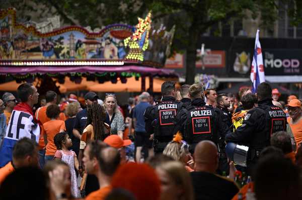 Torcedores holandeses atacam ingleses em bar antes de semifinal da Eurocopa; veja