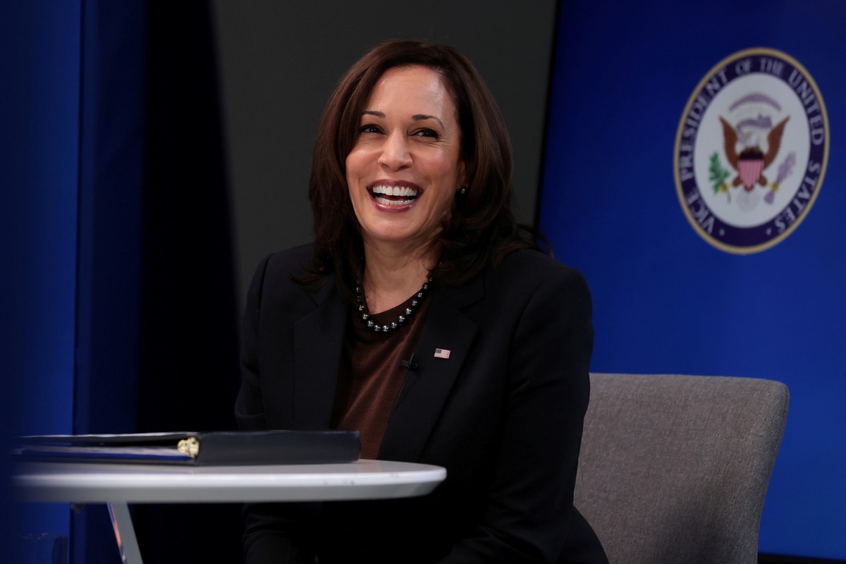 Quem é Kamala Harris, a vice favorita a assumir a candidatura democrata após desistência de Biden