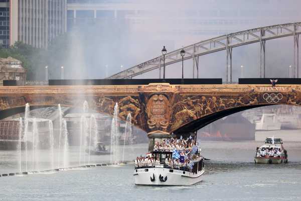 Barco da Grécia abre o desfile da Cerimônia de Abertura no Rio Sena; veja fotos