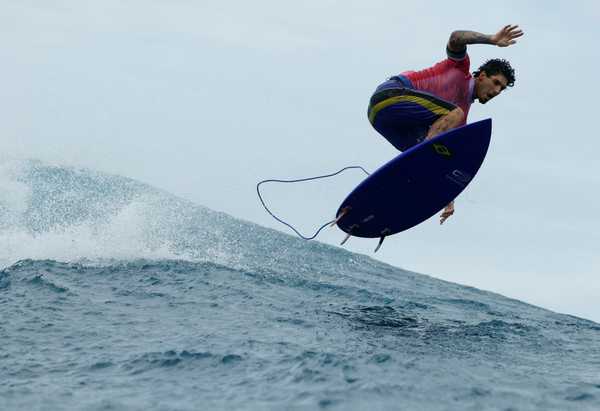 Gabriel Medina faz 9.90 no surfe e quebra a internet; veja memes