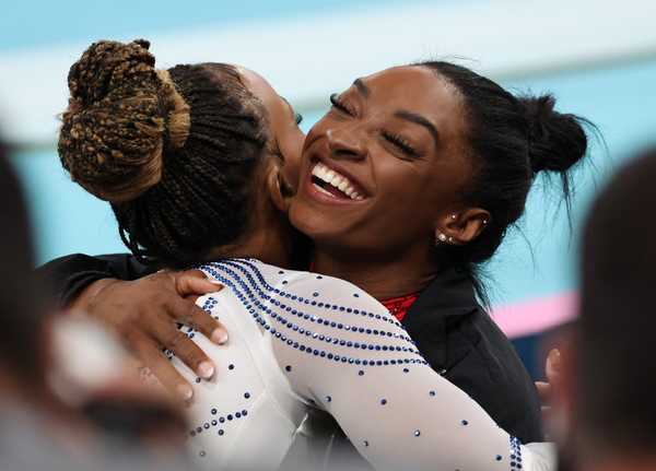 Simone Biles vê Rebeca como a grande história dos Jogos com ouro inédito no solo: “Fenomenal”