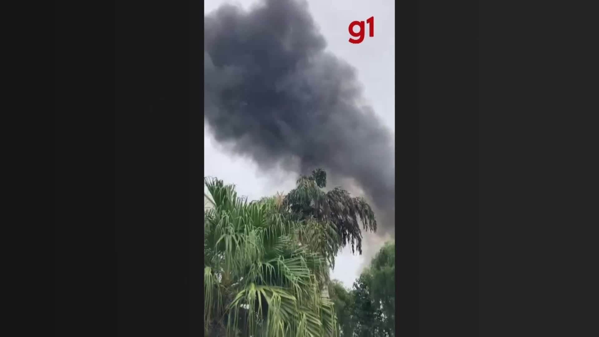 VÍDEOS: Avião cai em Vinhedo, no interior de SP