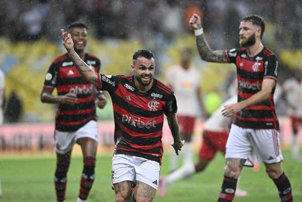 Michael marca em reestreia pelo Flamengo, e Gabigol comemora: “Muito feio”