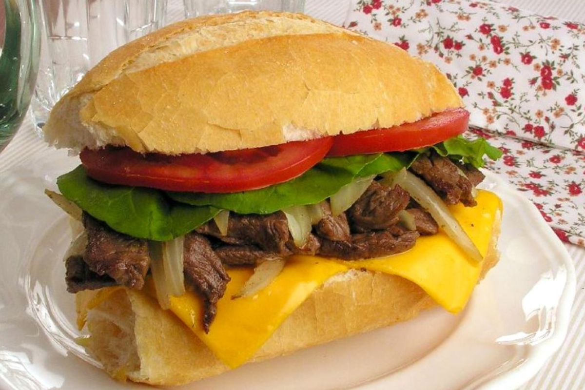 Sanduíche de filé-mignon: como preparar o lanche paulista em casa