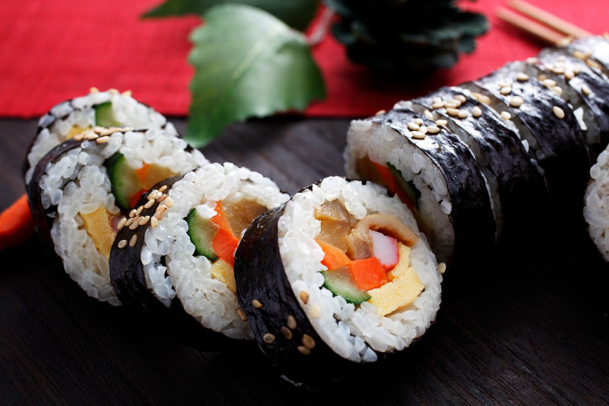 É dorameiro? Veja como preparar em casa kimbap, o “sushi coreano”