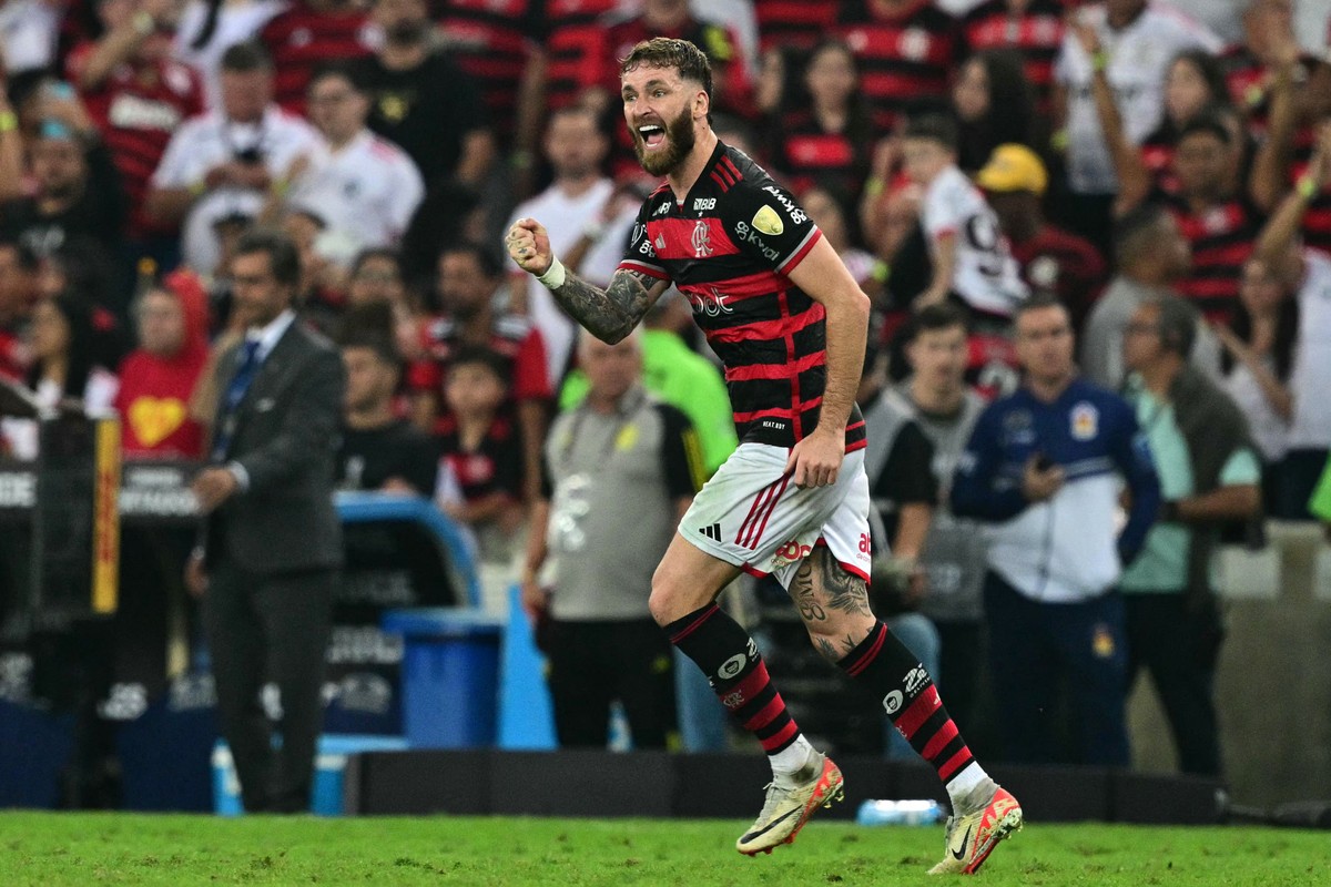 Com uma entorse no joelho esquerdo, Léo Pereira desfalca o Flamengo no duelo contra o Corinthians