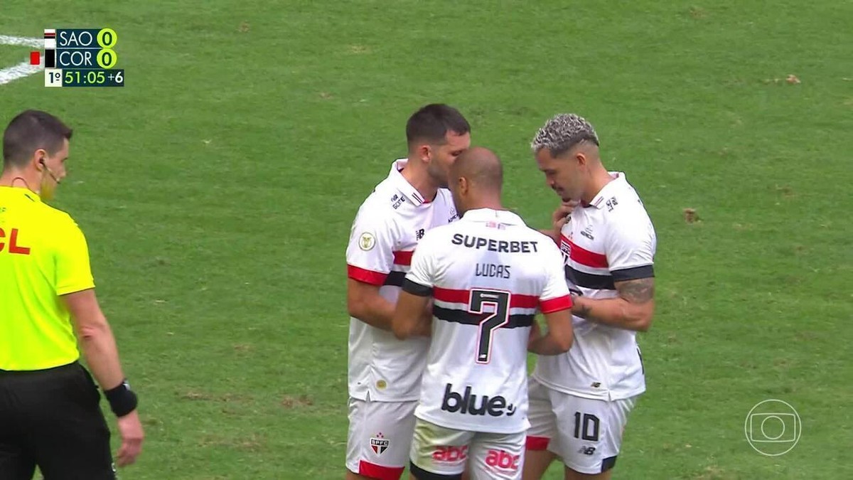 Luciano tenta bater pênalti do São Paulo, mas Calleri toma a bola e incentiva Lucas a cobrar; vídeo