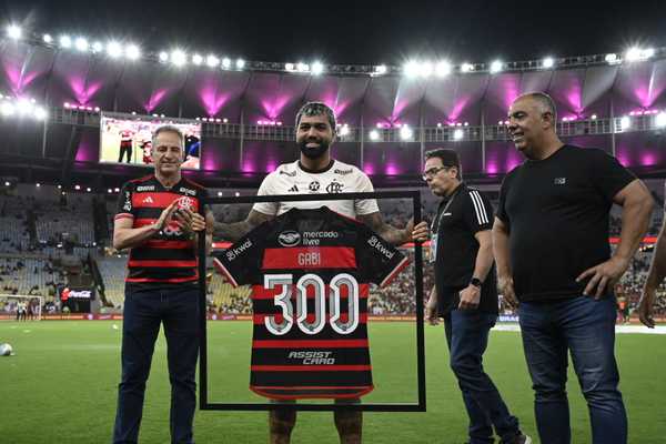 Flamengo homenageia Gabigol com placa alusiva aos 300 jogos pelo clube