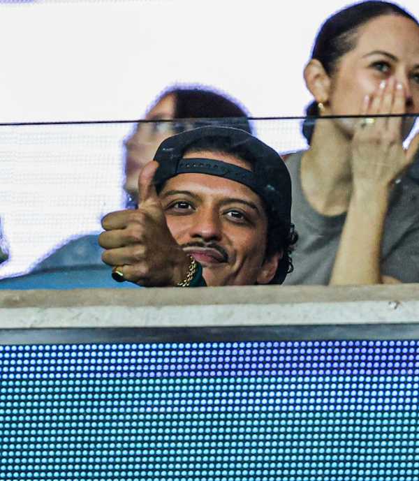 Cantor Bruno Mars vai assistir ao clássico entre Flamengo e Fluminense; veja vídeo