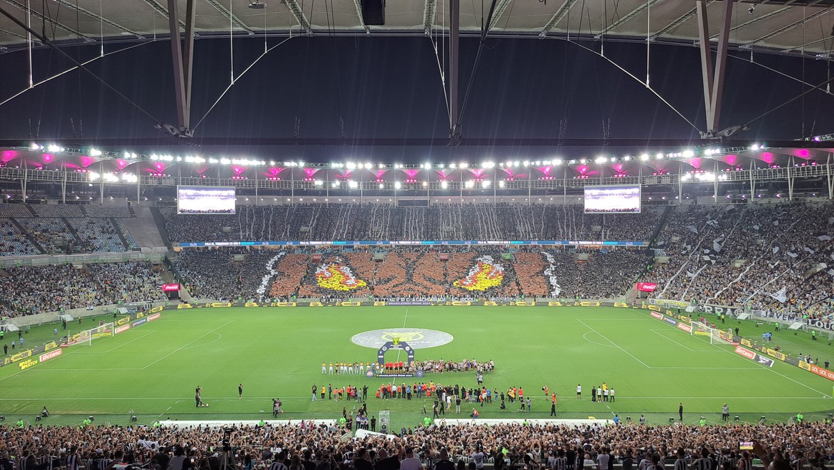 Torcida do Botafogo faz mosaico em movimento inspirado em mascote da Olimpíada de 1980; veja