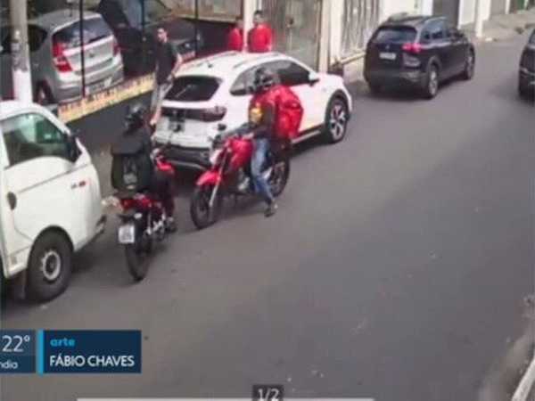 VÍDEO: gangue de motoqueiros disfarçados de entregadores por app faz 3 assaltos em 5 minutos na Zona Sul de SP