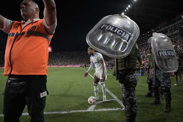 Lanús x Cruzeiro tem garrafa arremessada em Matheus Pereira, briga e sinalizadores em campo; assista