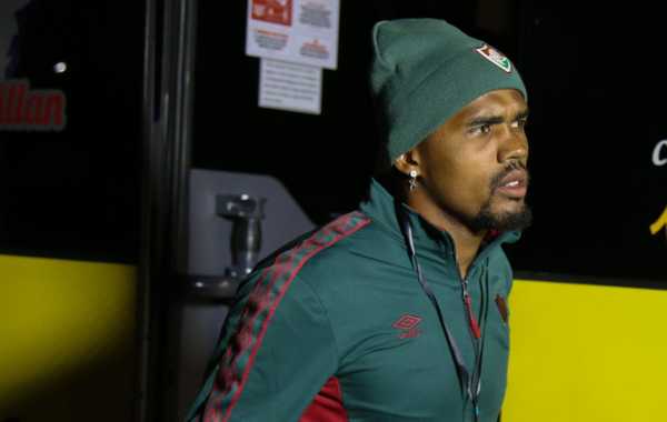 Douglas Costa defende Marcelo em post do Fluminense: “É relíquia, o resto é história”