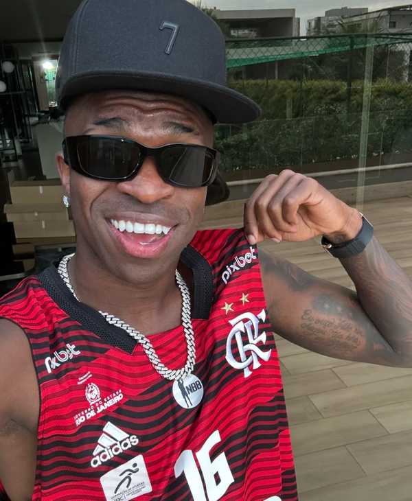 Vini Jr. veste camisa do Flamengo e comemora título da Copa do Brasil