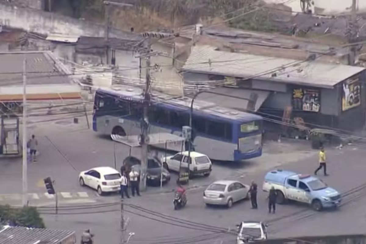 Traficantes sequestram quatro ônibus e um caminhão no Rio