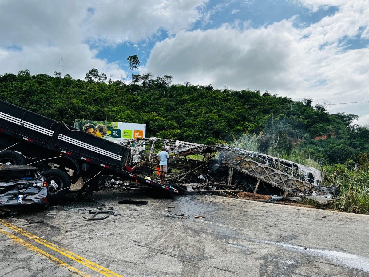 PRF diz que bloco de granito de carreta pode ter provocado acidente com ao menos 38 mortes em Minas Gerais